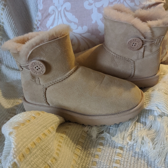 Amber light UGGs - Picture 1 of 5